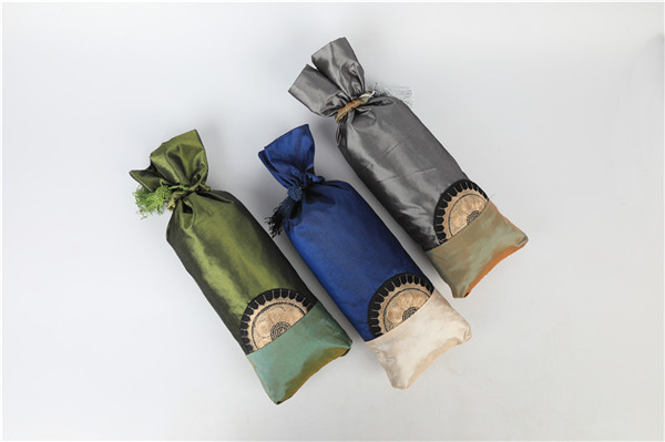 車(chē)用竹炭包定制_綢緞刺繡中國(guó)風(fēng)竹炭包工藝擺件除甲醛